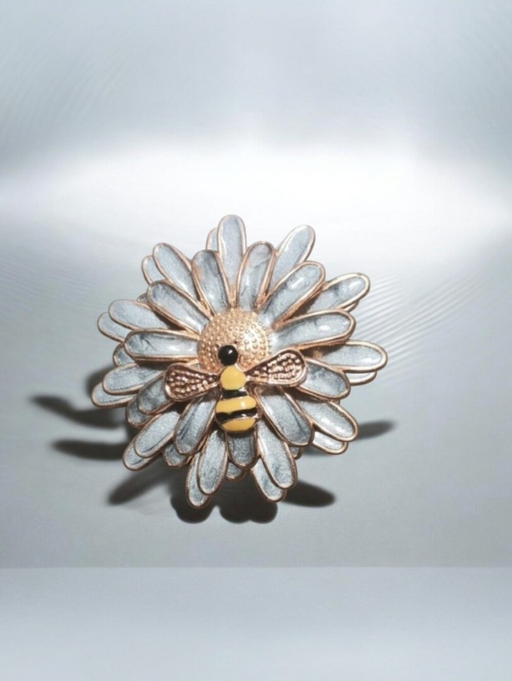 Daisy Flower Bee Enamel Pin - White & Yellow